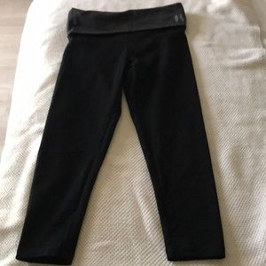 Women’s Victoria Secret cropped leggings.